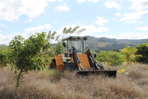 1990-luvun Valmet-traktori lojuu käyttämättömänä tienposkessa Nicaraguan Teustepessa.